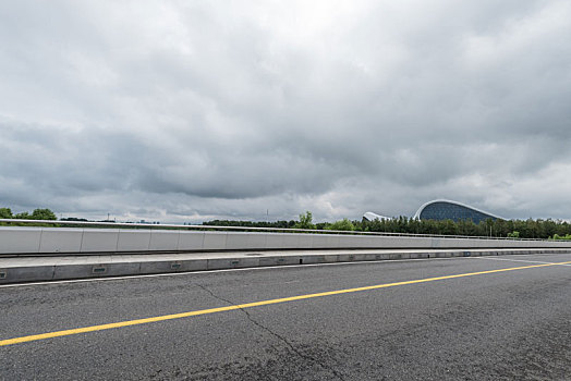 多云天气城市道路汽车背景