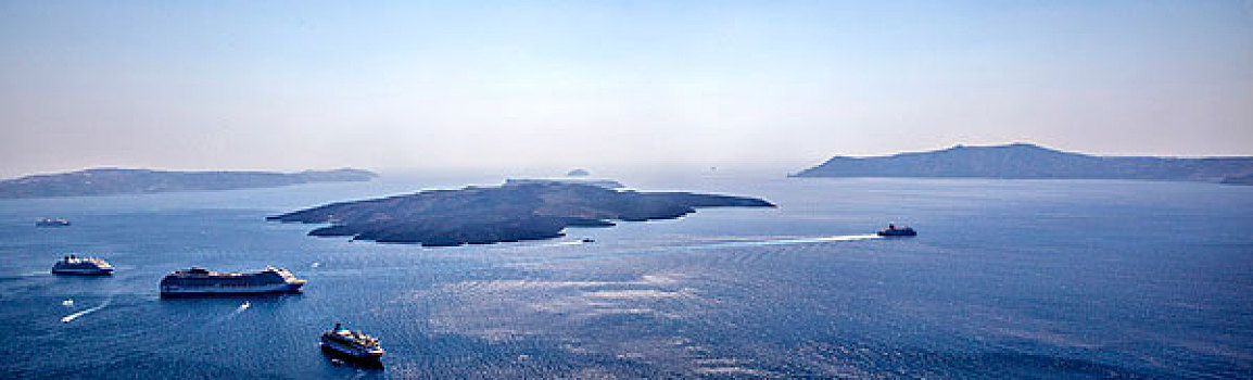 希腊航行在圣托里尼费拉岛屿间的邮轮