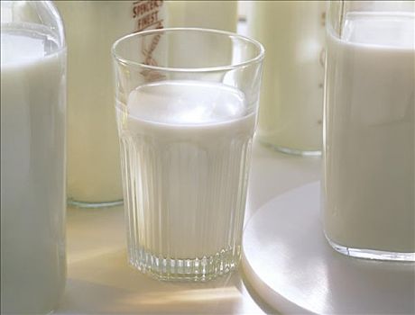 牛奶杯,围绕,奶瓶