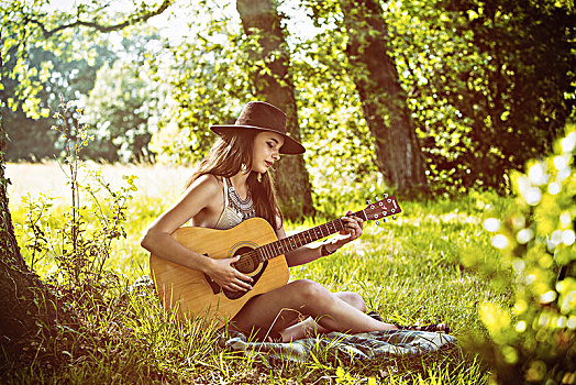 美女,坐,草,吉他