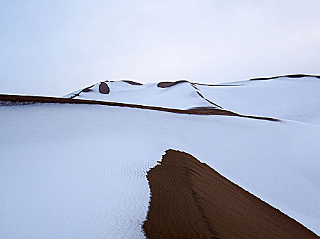 库木塔格沙漠雪景