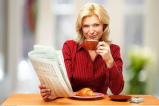 女人,读报,喝咖啡