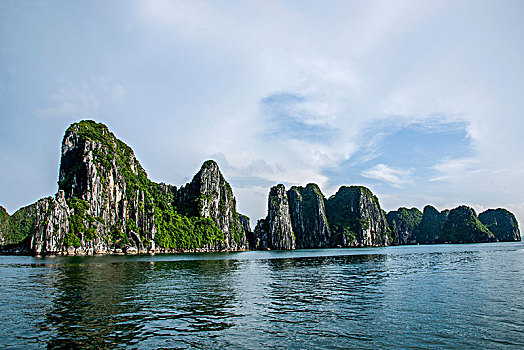 越南广宁鸿基市下龙湾海上石林