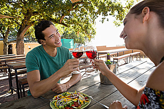 高兴,朋友,祝酒,葡萄酒杯,桌子,街头餐厅
