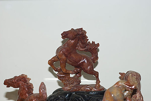 寿山石雕刻的昂首骏马