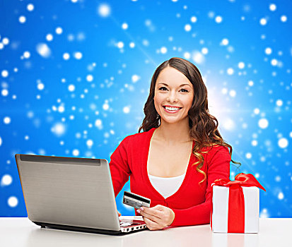 圣诞节,休假,科技,购物,概念,微笑,女人,信用卡,礼盒,笔记本电脑,上方,蓝色,雪,背景