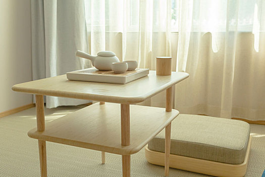 日式文艺悠闲喝茶独处的房间,木桌上放着茶杯和茶壶靠窗