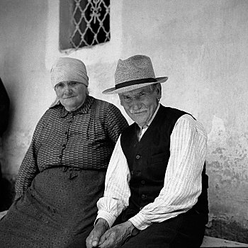 老年夫妇,坐,长椅,微笑,摄影