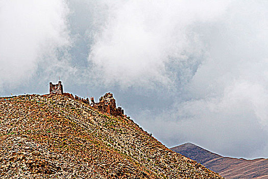 西藏山顶庙宇的废墟