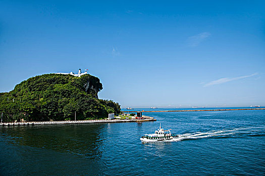 台湾高雄市高雄港港口来往穿梭的海船