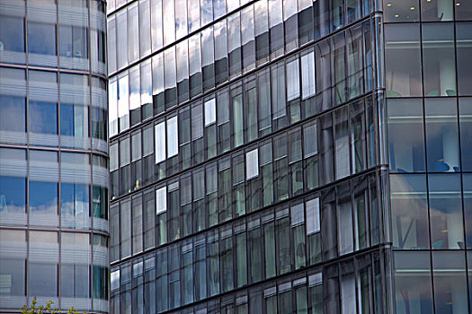 具有现代气息的英国伦敦钢架玻璃外墙建筑