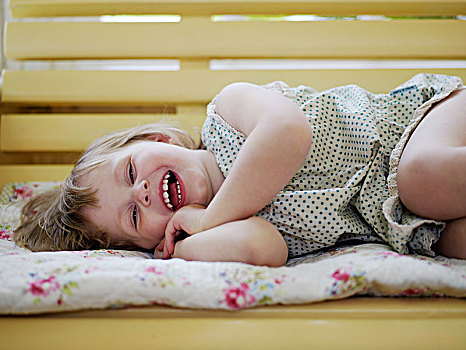 笑,女孩,躺着,木制长椅,瑞典