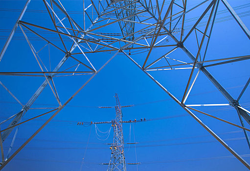 电力工人架设高压线塔的场景