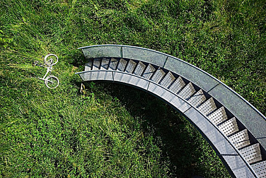 自行车,草丛,螺旋楼梯
