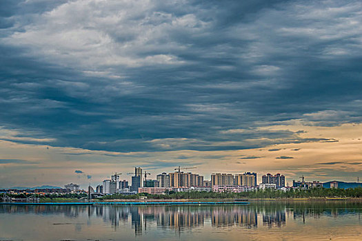 全景,建筑群,高楼,河,灯,夜景,夕阳,倒影,云霞,乌云,城市夜景,草,剪影,风光,水面,奇景