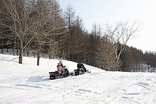 家庭,骑,雪地车