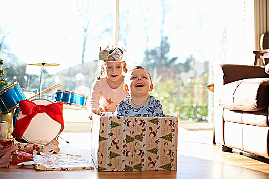 女孩,推,兄弟,纸箱,圣诞节
