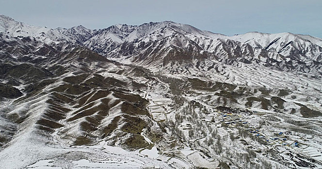 新疆哈密,春季降瑞雪,天山施粉黛