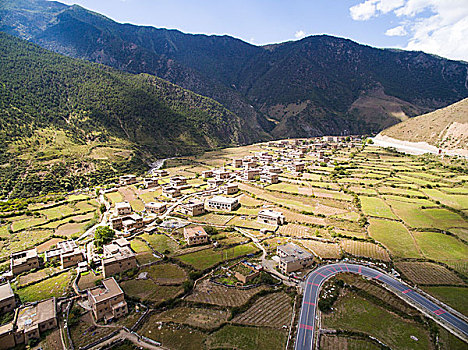 航拍稻城-藏族村