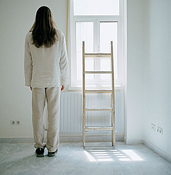 男人,长,褐色,头发,白色,亚麻布,套装,背影,摄影,鲜明,房间,看,打开,窗户,小,梯子,伦敦,英国,2002年