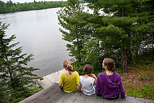 三个女孩,坐,边缘,屋顶,湖,木,安大略省,加拿大
