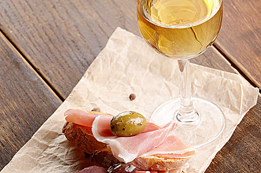 三明治,白葡萄酒,木桌子