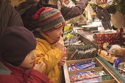 两个孩子,看,圣诞装饰,圣诞市场,德国