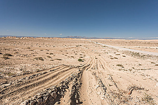 中国西部荒野道路