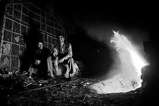 两个男人,垃圾,皮革,制革厂,冬天,夜晚,局部,故事,灰色,区域,老,达卡,孟加拉,一月,2009年