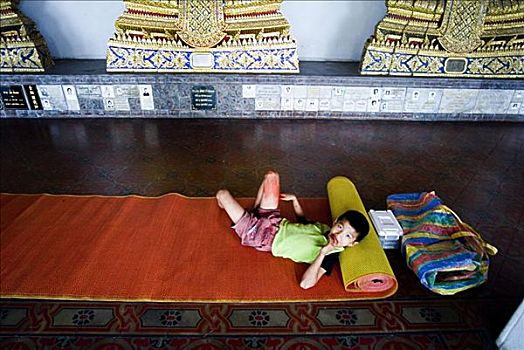 泰国,曼谷,玛哈泰寺,小,男孩,卧,卷,垫,寺庙