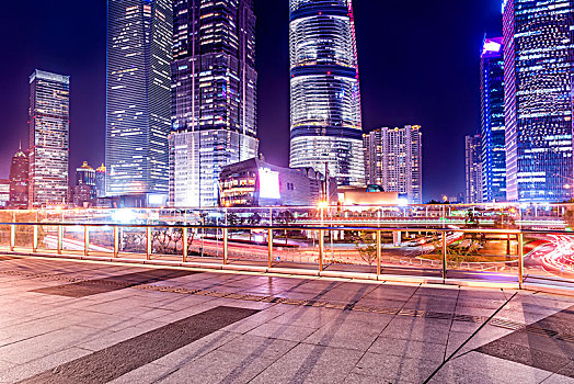 上海陆家嘴夜景和模糊的车灯