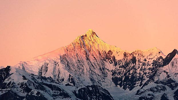 清晨的阳光照耀着梅里雪山