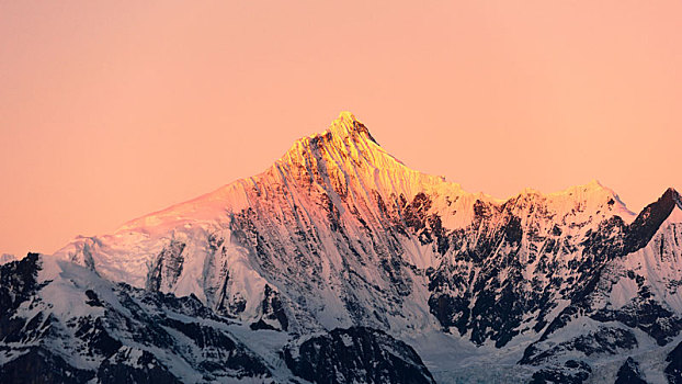 清晨的陽光照耀著梅里雪山