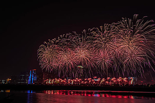 烟花,建筑群,河流,夜景,水,灯,节日