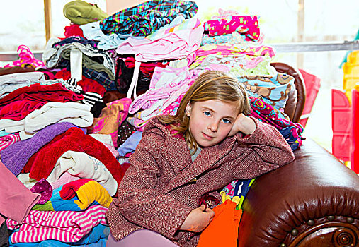 金发,儿童,女孩,坐,凌乱,衣服,沙发,折叠,洗衣服