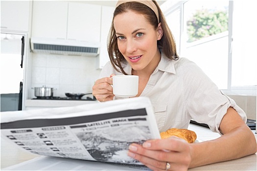 微笑,女人,咖啡杯,报纸,厨房