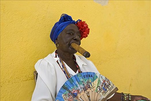 女人,雪茄,姿势,旅游,照片,历史名城,中心,哈瓦那,古巴,加勒比海