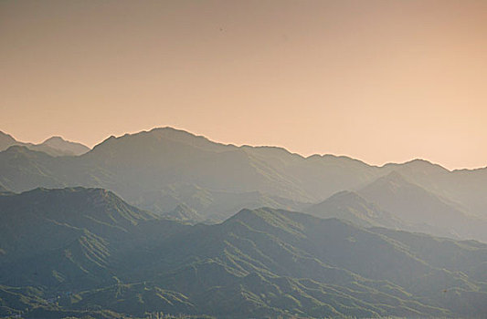 起伏连绵的山峰