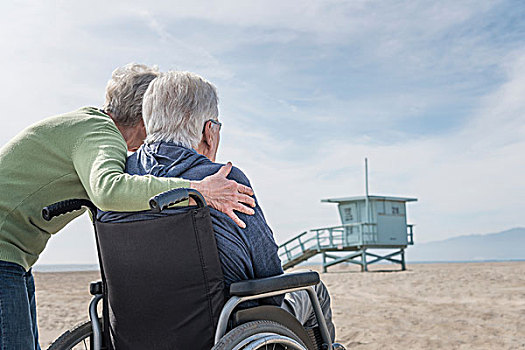 老人,轮椅,妻子,向外看,海滩,圣莫尼卡,加利福尼亚,美国