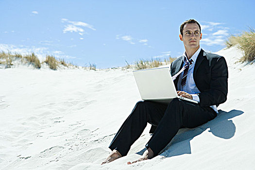 商务人士,坐,海滩,使用笔记本,看别处