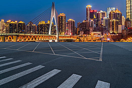 道路路面和重庆城市建筑天际线