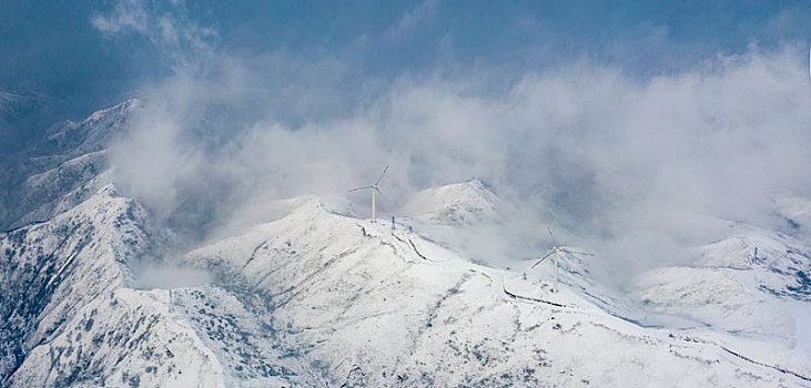 山西省运城市迎来2020年首场雪,俯瞰白雪皑皑中条山云雾飘渺犹如仙境