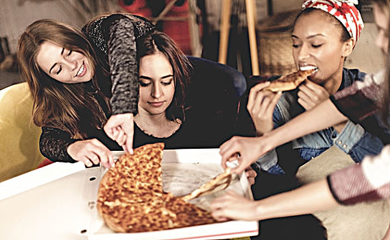 四个,美女,坐,圆,桌子,吃,比萨饼
