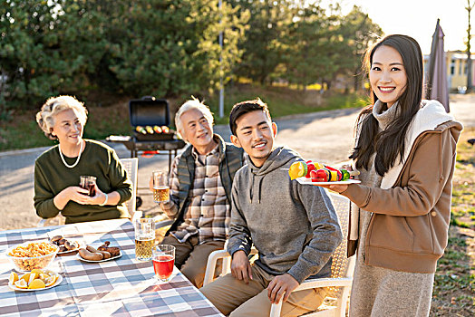 快乐的一家人秋游野餐