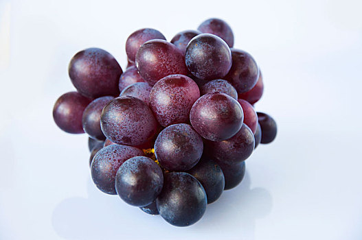 特写台湾著名的巨峰葡萄,紫色的葡萄
