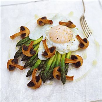 绿芦笋,蘑菇,煎鸡蛋