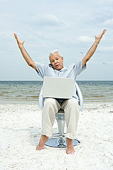 老人,使用笔记本,手机,海滩,抬臂