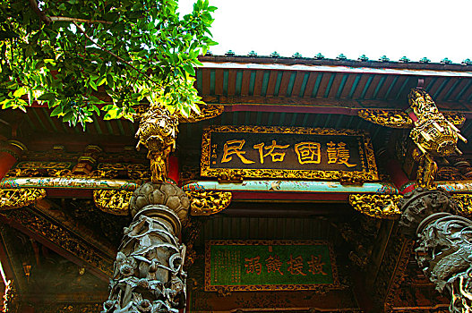 台湾台北著名的寺庙,百年历史的龙山寺,精致的龙柱雕刻