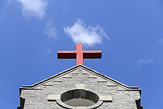 蓝天白云下的基督教堂