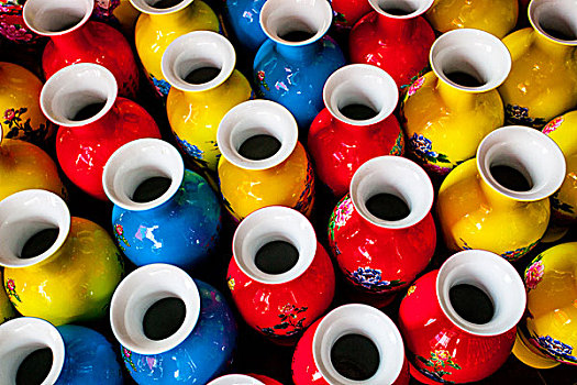 整齐排列的彩色瓷瓶